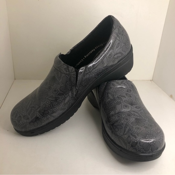 Easy Works by Easy Street Tiffany Slip Resistant Cushioned Work Clogs - Picture 2 of 7